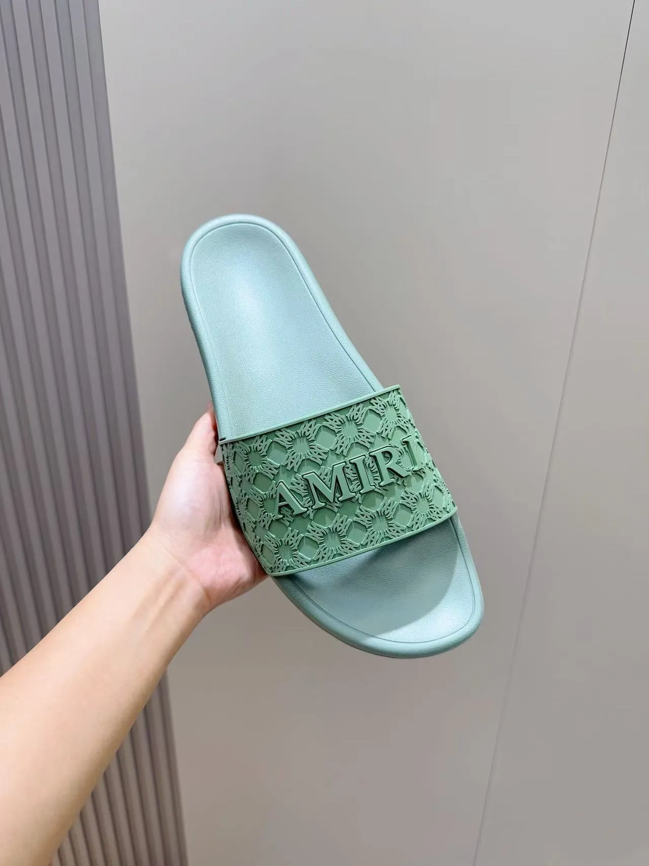 [AMIRI* Emil] P: 300💰 Size: 39-45 Official website new original 1:1 AMIRI* Emil classic men's slippers, high-end boutique, original material, TPU upper, foam bottom, fine workmanship, casual, loose and comfortable, a must-have in summer.